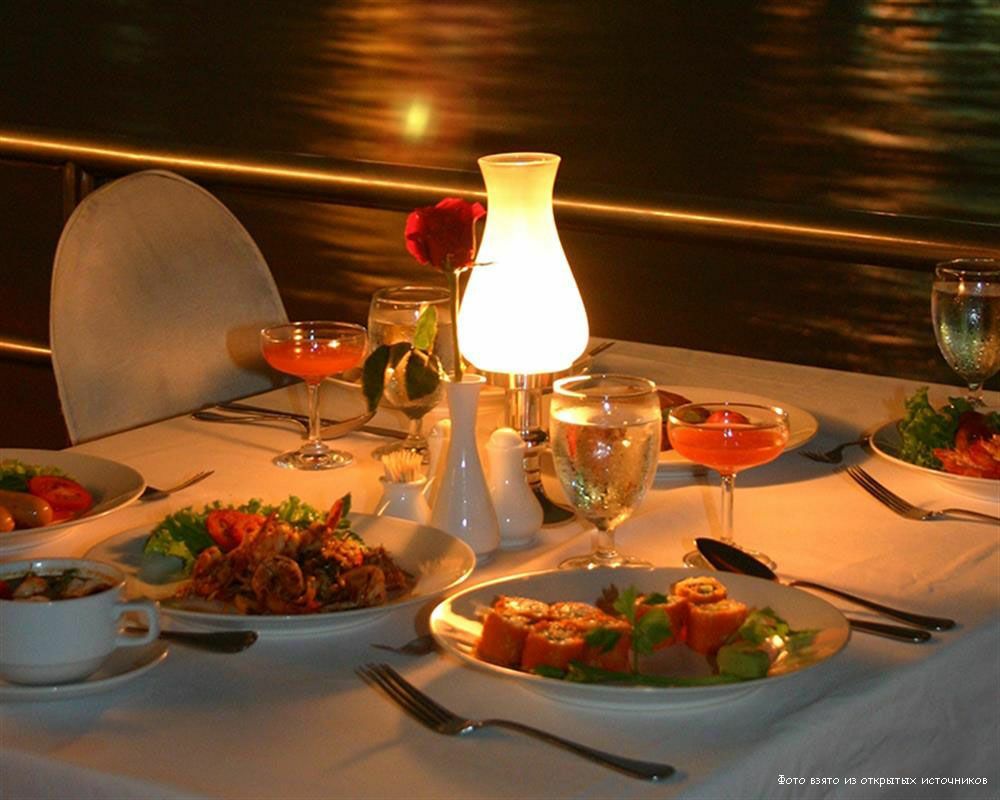 Прекрасный ужин. Стол для романтического вечера. Романтический ужин. Романтический вечер для двоих. Романтический стол в ресторане.