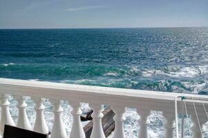 на берегу моря со своим пляжем