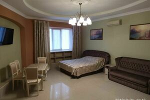 рядом с Приморским парком и Набережной