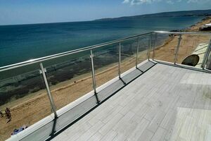 прямо на берегу Золотого пляжа