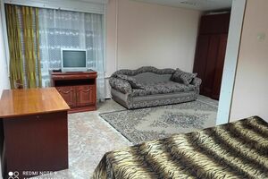 в центре в тихом дворе