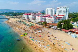 с балконом и видом на море