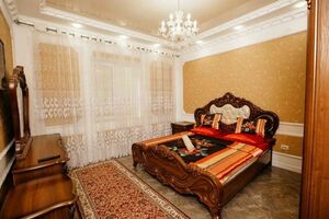 — евро рядом с Кипарисовой аллей