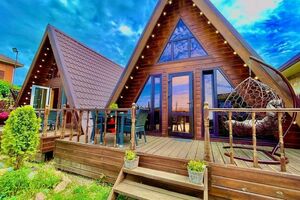 А-фреймы у горной реки