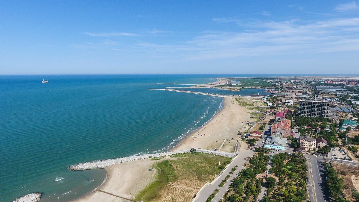 Какое море в дагестане название. Каспийск набережная Каспийского моря. Дагестан Махачкала Каспийск. Каспийск Дагестан берег моря. Дагестан Махачкала Каспийское море.